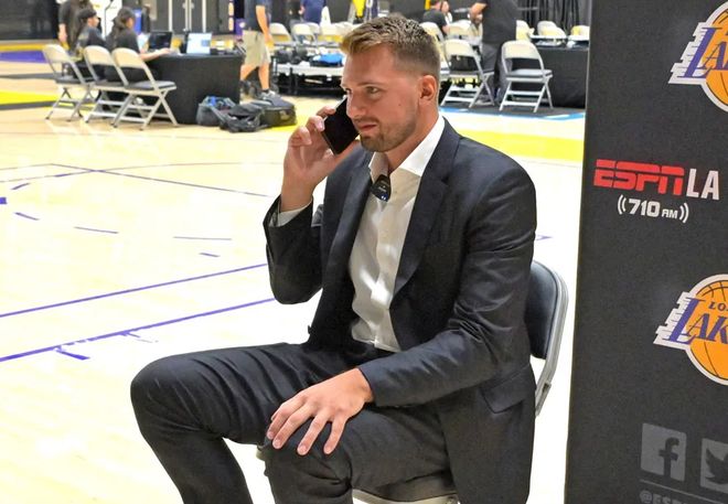 詹姆斯视频通话东契奇，祝贺其签下1.65亿新合同，展现相互尊重