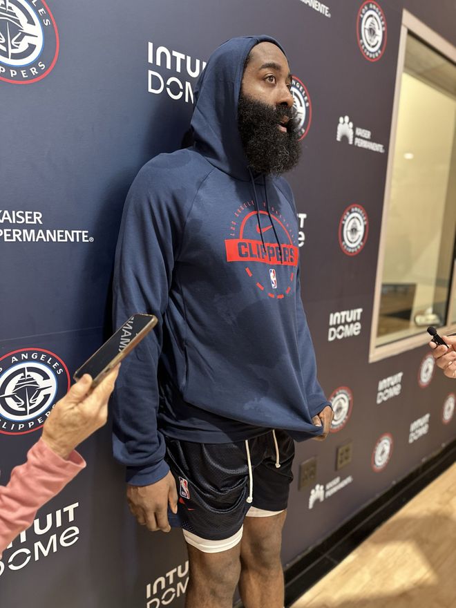 哈登盛赞莱昂纳德状态如巅峰，科林斯力赞快船团队氛围：目标总冠军